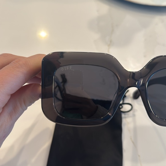 NWOT. DIFF Black Sunglasses with dust cover - Picture 4 of 4